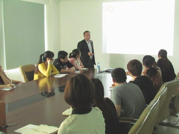 2013年4月24日，正睿老師對佳樂公司進(jìn)行倉儲管理的培訓(xùn)