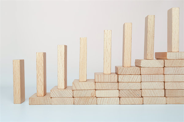 精心制定經(jīng)營策略，確保企業(yè)穩(wěn)健發(fā)展，實現(xiàn)長期盈利