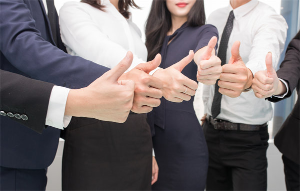 在企業(yè)管理中，專權(quán)式和民主式管理各有哪些優(yōu)缺點(diǎn)？