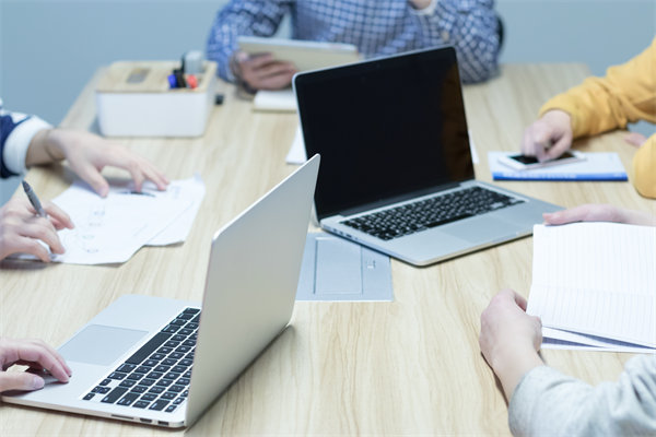企業(yè)的戰(zhàn)略是精心設(shè)計的，還是臨機應變的？