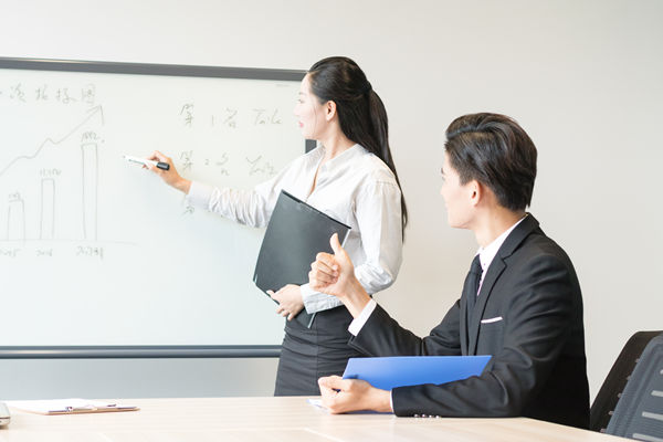 績效評估中如何平衡定量與定性指標(biāo)，提升評價質(zhì)量？