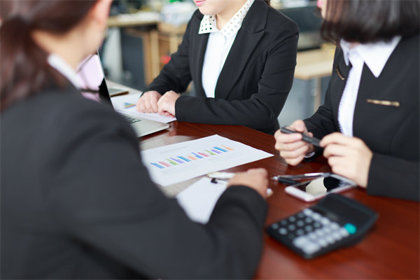 初創(chuàng)企業(yè)如何設(shè)定合理的薪酬策略吸引人才？