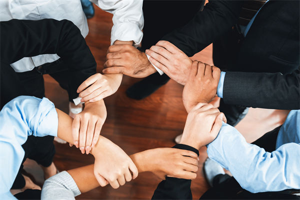 在制定企業(yè)戰(zhàn)略規(guī)劃時(shí)，如何平衡短期與長(zhǎng)期目標(biāo)？