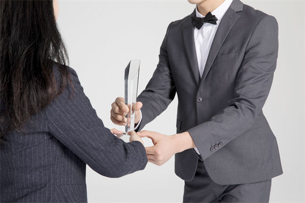 績效管理中，如何激勵優(yōu)秀員工，又幫助其提升？